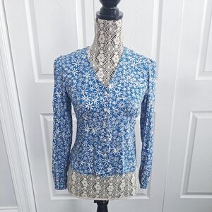 Uniqlo Blue and White Daisy Floral Long-Sleeve V-Neck Top XS